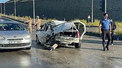 Ağrı'da freni boşalan kamyonet otomobile çarptı: 2 yaralı