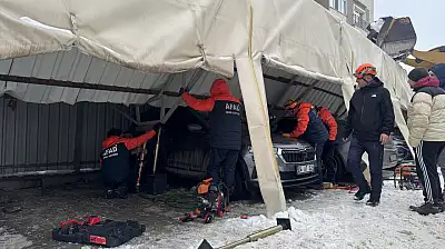 Ağrı'da garaj çöktü 3 araç zarar gördü