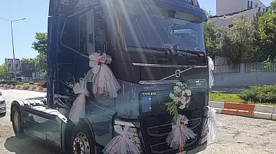 Ağrı'da gelin ve damada tır sürprizi