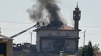 Ağrı'da gökyüzünü duman kapladı! Alevlerin adresi cami çıktı