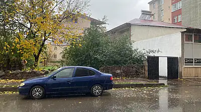 Ağrı'da güneşli hava yerini sağanağa bıraktı!