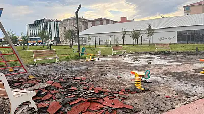 Ağrı'da hor kullanılan çocuk oyun parkı zeminleri onarılıyor