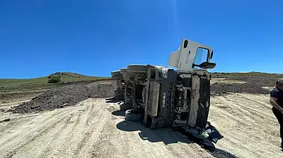 Ağrı'da kamyonun altında kalan 2 kişi için ekipler seferber oldu