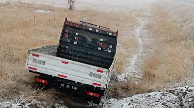 Ağrı'da kar ve sis kazaya yol açtı: Belediye aracı şarampole uçtu