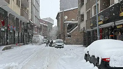 Ağrı'da kar ve tipi hayatı durma noktasına getirdi: Uçak seferleri iptal, köy yolları kapandı