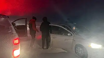 Ağrı'da kar ve tipi kabusu: Yollarda mahsur kalan 6 kişi kurtarıldı
