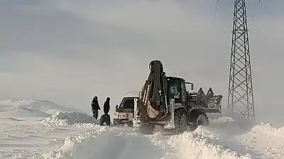 Ağrı'da kara saplanan araçlar güçlükle kurtarıldı