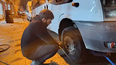 Ağrı'da kış lastiği telaşı: Lastikçilerde akşam mesaisi başladı
