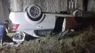 Ağrı'da kontrolden çıkan otomobil binanın çatısını aşıp şarampole uçtu