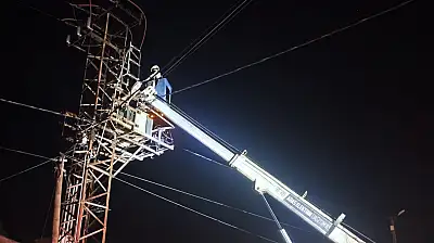 Ağrı'da korku dolu gece! Trafo patladı, mahalleli geceyi ayakta geçirdi