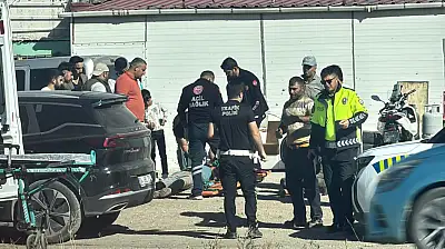 Ağrı'da lüks araç önce elektrik direğine sonra inşaat işçilerine çarptı: 2 yaralı
