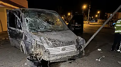 Ağrı'da mahalle halkı korkuyla uyandı! Takla atan araç pert oldu