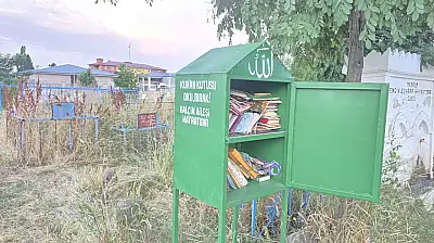 Ağrı'da mezarlıktaki Kur'an kutusu vatandaşlardan yoğun ilgi görüyor