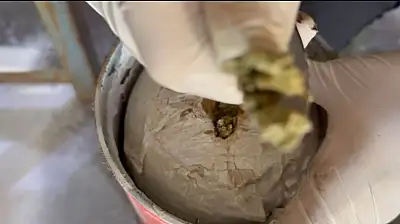 Ağrı'da narkotik ekipleri yangın tüplerinde gizlenen 8 kilo skunk buldu