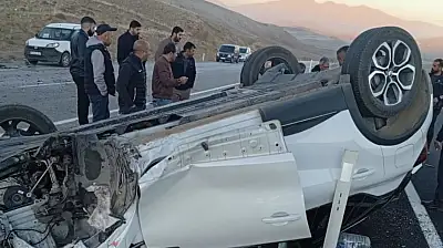 Ağrı'da otomobil şeridinden çıkarak devrildi
