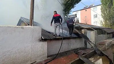 Ağrı'da sabah saatlerinde korkutan yangın! Mahalleli seferber oldu