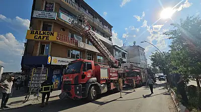 Ağrı'da şehir merkezinde dumanlar yükseldi, yol trafiğe kapatıldı