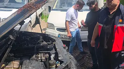 Ağrı'da seyir halindeki otomobil alev aldı
