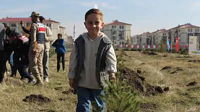 Ağrı'da toprak umutla buluştu binlerce fidan geleceğe nefes oldu