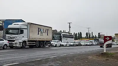 Ağrı'da trafik kilitlendi! Cezaevi Köprüsü'nde kilometrelerce araç kuyruğu oluştu