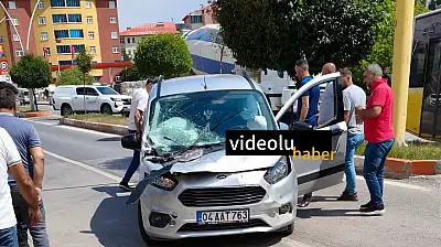 Ağrı'da traktörle araç çarpıştı, römork devrildi