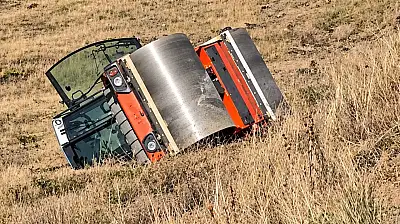 Ağrı'da yol çalışması sırasında asfalt silindiri devrildi! 1 kişi yaralandı