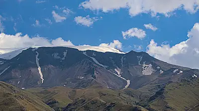 Ağrı Dağı'nda buzul alarmı: Bilim insanları uyarıyor