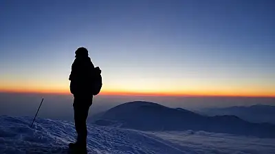 Ağrı Dağı'nda tarihi sabah! Ezan sesi 5 bin 137 metreden yükseldi