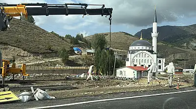 Ağrı'dan Ordu'ya arı kovanı götüren tır Bayburt'ta devrildi