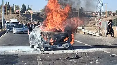 Ağrı Havalimanı kavşağında iki araç çarpıştı, otomobil alev alev yandı