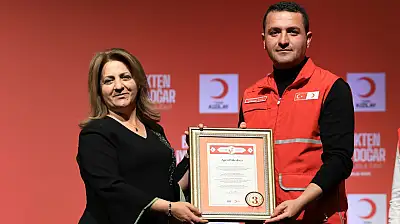 Ağrı Kızılay, Türkiye genelinde zirveye yürüdü