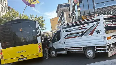 Ağrı'nın en yoğun noktasında otobüs ile kamyonet çarpıştı