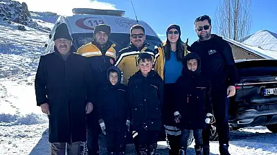 Ağrı'nın Patnos ilçesinde karla kapalı yollarda zamanla yarış