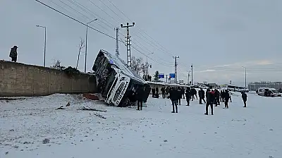 Ağrı Patnos'ta yolcu otobüsü kazası: Araziye devrilen otobüste 16 kişi yaralandı
