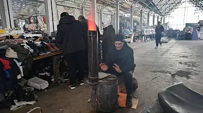 Ağrı Sebze Pazarı esnafı, soğuk havalarda sobayla ısınıyor