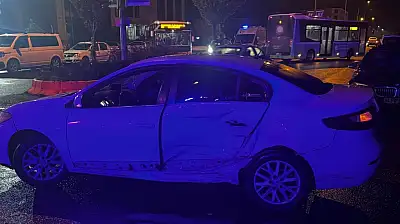 Ağrı şehir merkezinde 3 araç birbirine girdi, sürücü araçta sıkıştı