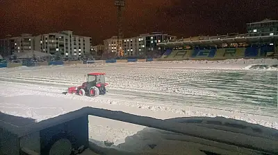 Ağrı'nın stadyumunda ekipler gece mesaisi yaptı