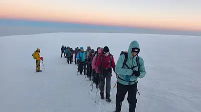 Ağustos sıcağında eksi 25 derecede zirve yaptılar