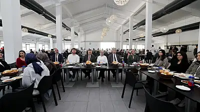 AİÇÜ Rektörü Gülçin öğrencilerle aynı sofraya oturdu