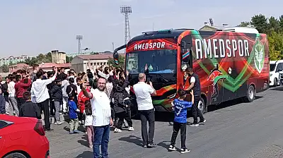 Amedspor takım otobüsüne Ağrı'da konvoylu karşılama