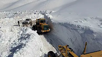 Bahçesaray'da metrelerce karla zorlu mücadele
