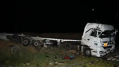 Bitlis'te zift yüklü tanker şarampole devrildi