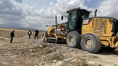 Diyadin'de 3 kilometrelik köy yolunda genişletme ve yükseltme çalışması