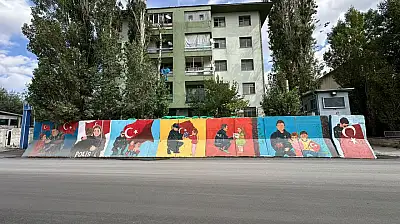 Diyadin'de beton bloklar öğretmenlerin fırçasıyla renklendi