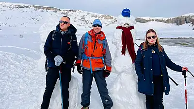 Ağrı'da doğa tutkunlarını karlı yollar durduramadı