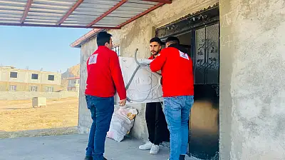 Doğubayazıt Kızılay ekipleri tek yaşayan teyzenin yüzünü güldürdü