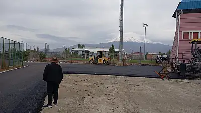 Doğubayazıt'ta çocukluğun izlerini taşıyan stadyum yolu asfalta kavuştu