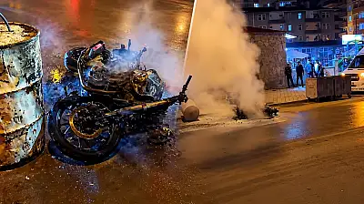 Doğubayazıt'ta feci kaza! Sürücü metrelerce savruldu, motosikleti alev topuna döndü