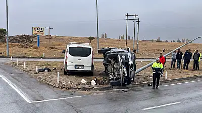 Doğubayazıt'ta iki araç kavşakta çarpıştı! 4 kişi yaralandı