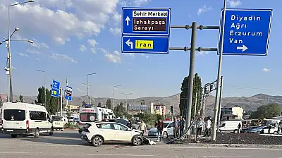 Doğubayazıt'ta kontrolden çıkan otomobil direğe çarptı